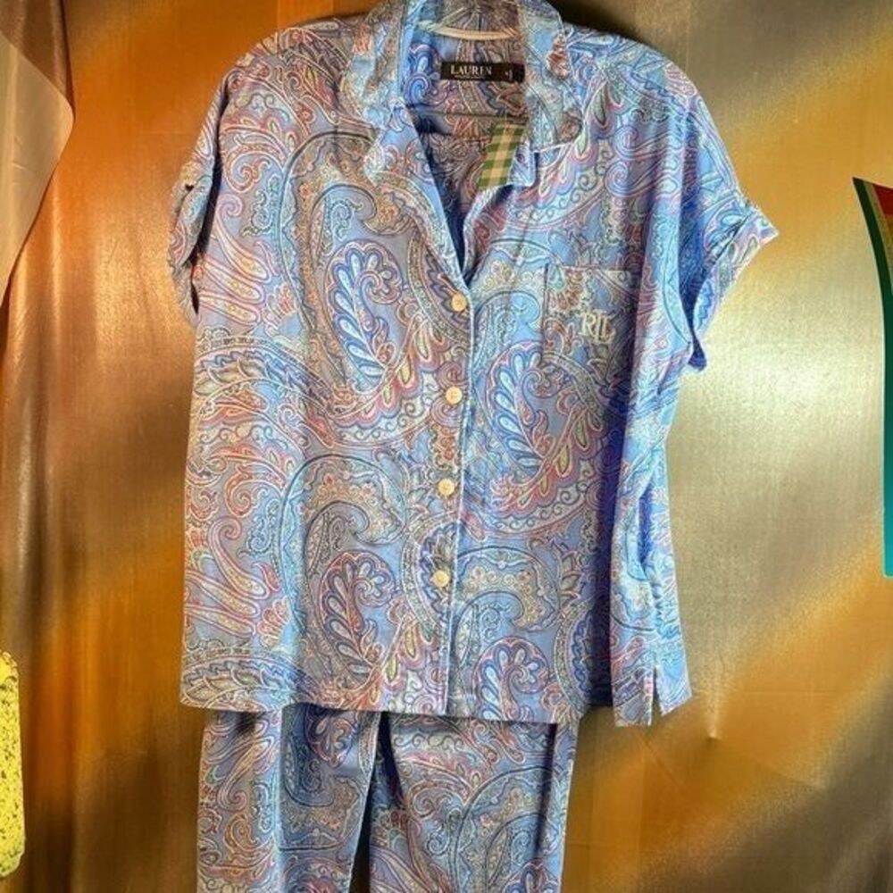 Black label Ralph Lauren XL pajama set with capri bottoms. Blue paisley. X